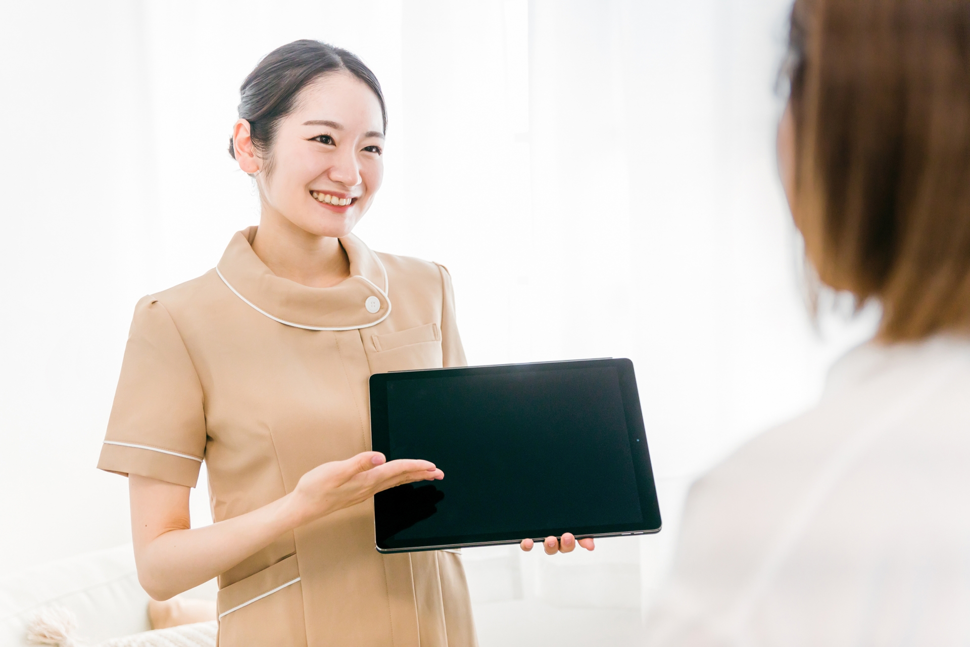 レセプションとは? ― 美容サロンの“顔”としてお客様を迎えるおもてなしのプロ