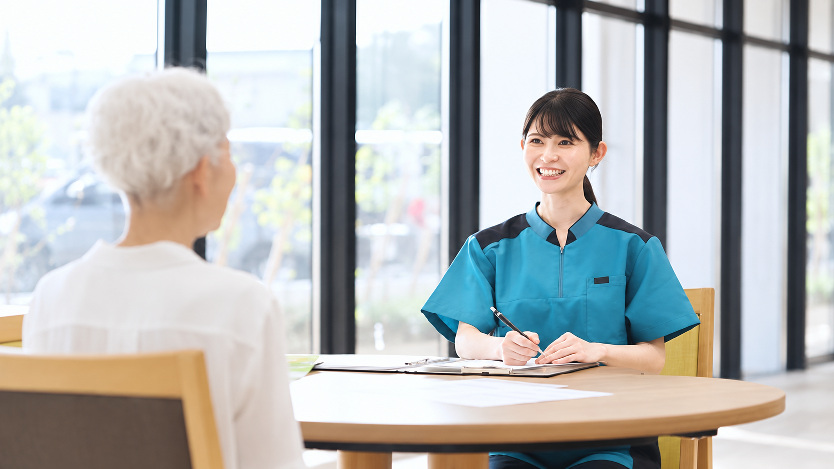 機能訓練指導員とは？仕事内容・資格要件と求人の選び方｜デイサービス・特養の給料と働きやすさ